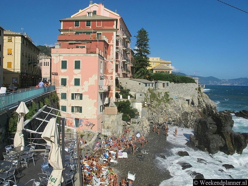 Bij de haven in het centrum van Nervi liggen enkele kleine rotsachtige strandjes waar je kunt zonnebaden en pootjebaden. Pas op voor de hoge golven. Tips: Bezoek de mooie kust van de Italiaanse Rivièra .