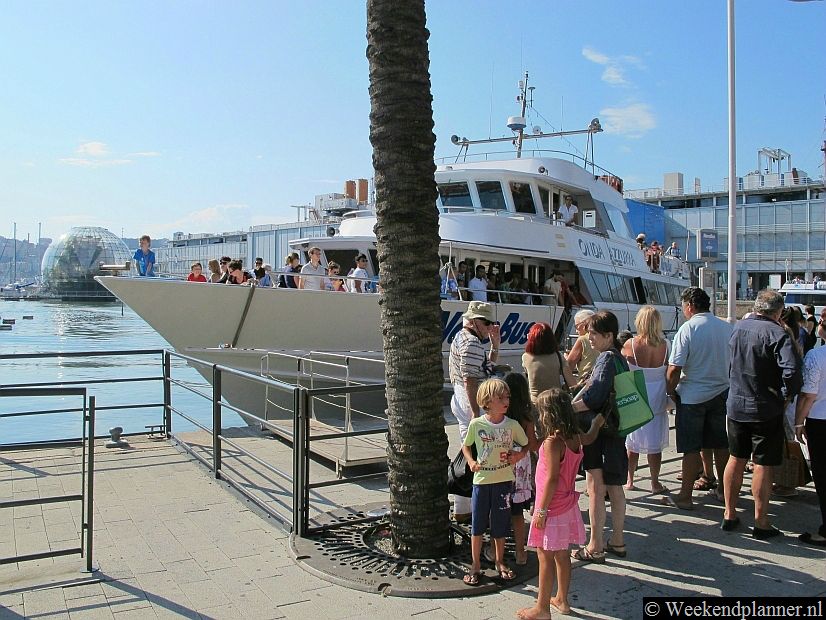 Vanuit de Porto Antico vertrekken iedere dag veerboten en rondvaartboten. Kaartjes hiervoor koop je online en  bij de kiosken in de haven. Tips: De veerboten tussen Genua en La Spezia.