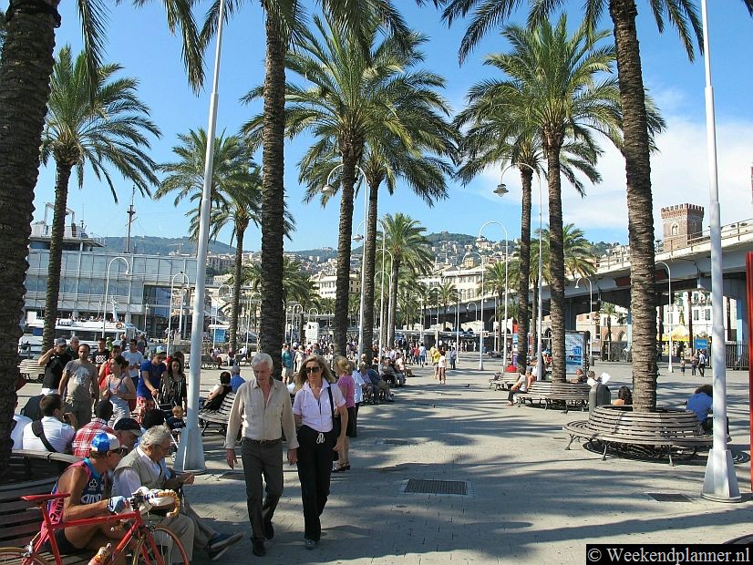 De oude haven, Porto Antico, is één van de toeristische trekpleisters van Genua. De haven was vroeger een saaie industriehaven maar nu is het een toeristische attractie. Op de foto zie je de promenade van Porto Antico.Tips: De oude haven van Genua, Porto Antico.