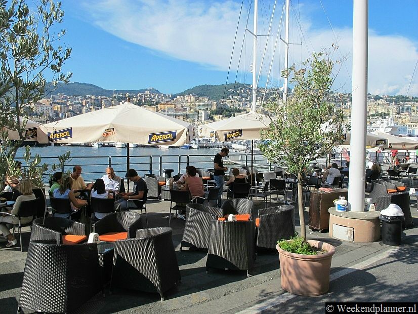 Op de pieren van Porto Antico zijn leuke terrasjes. Sommige terrassen drijven op het water. Tips: Een paar dagen in Genua.
