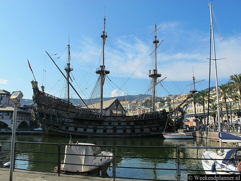In de oude haven van Genua ligt deze replica van een 16de-eeuws oorlogsschip, Il Galeone Neptunus. Het schip was een decor in de film Pirates van Roman Polanski.