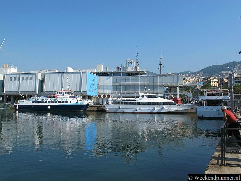 In de oude haven staat het grootste aquarium van Europa. Het gebouw heeft de vorm van een schip. Er zijn aquaria met dolfijnen en haaien en er is een roggenpoel. Met meer dan een miljoen bezoekers per jaar is het aquarium één van de populairste attracties van Genua.Tips: De attracties van Genua.