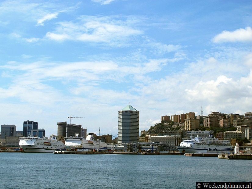 Dit is de veerhaven van Genua. Vanaf de lange pier in de oude haven is de veerhaven met zijn grote schepen goed te zien.Tips: De haven met de veerboten in Genua.