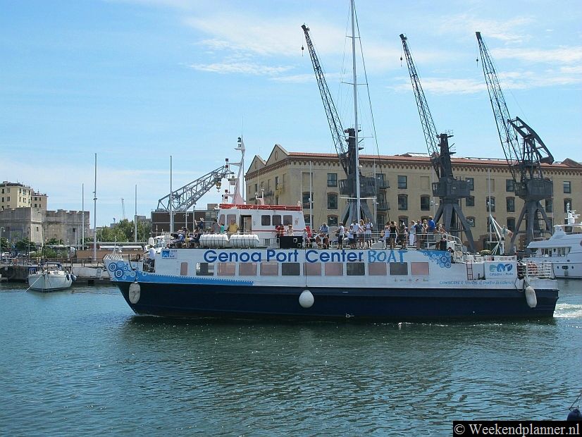 Dit is de rondvaartboot waarmee je de haven van Genua kunt zien. De opstapplaats is naast het aquarium. Hier koop je ook kaartjes.Tips: De veerboten tussen Genua en La Spezia.