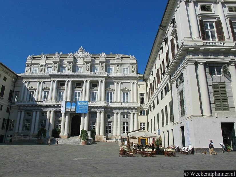 Dit is Piazza Matteotti aan de achterzijde van Palazzo Ducale. Je kunt door het museum naar Piazza de Ferrari lopen.Tips: Deze attracties in Genua moet je niet missen.