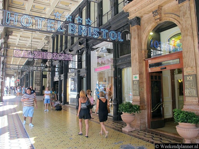 Één van de straten die uitkomt op het plein is de lange winkelstraat Via XX Settembre.  Je kunt er overdekt winkelen dankzij de zuilengalerijen. Dat is aangenaam op hete dagen of als het een keer regent.Tips De hotels en appartementen in dit deel van Genua.
