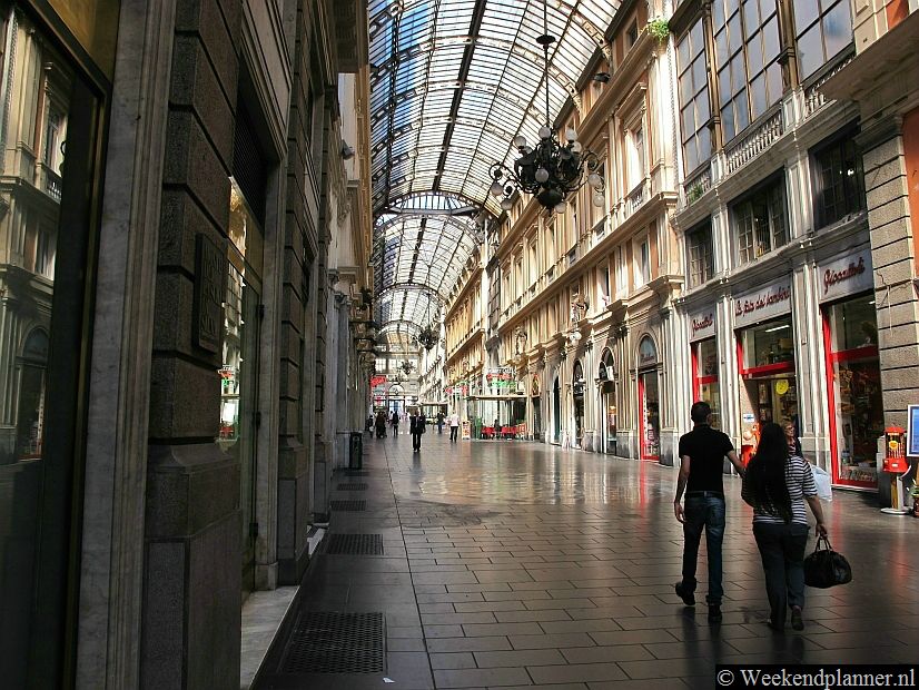 De 19de-eeuwse winkelgalerij Galleria Mazzini heeft leuke winkels en dure restaurants. Het is er zelden druk maar wel erg mooi. Naast Galleria Mazzini loopt de sjiekste winkelstraat van Genua, Via Roma.Tips: Een weekend in Genua.