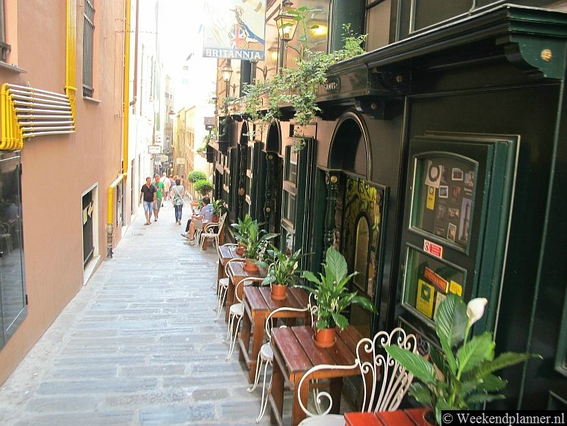 Genua staat bekend om zijn vele kleine straatjes die uitkomen in nog kleinere straatjes. Tussen Piazza de Ferrari en de zee ligt een netwerk van dit soort straatjes.Foto's van een bezoek aan de oude stad Genua.