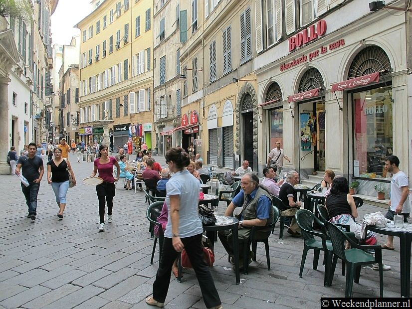 In de winkelstraat Via San Lorenzo en zijn zijstraatjes kun je goedkoop eten in één van de vele restaurants. Het netwerk van kleine straatjes ligt links en rechts van Via San Lorenzo.Deze attracties in Genua moet je niet missen.