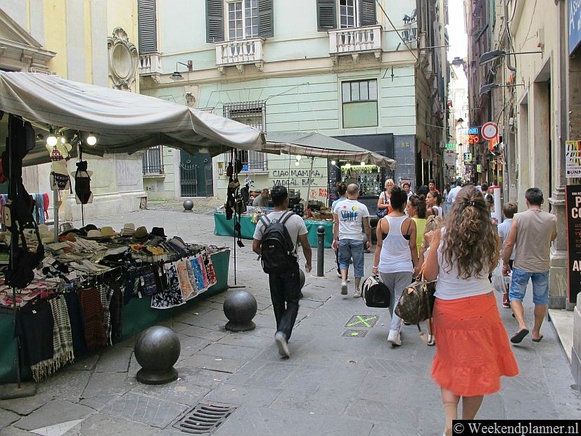 Als je van de Piazza de Ferrari  naar Porto Antico, de oude haven, loopt kom je door dit soort straatjes.Tips: Een weekend in Genua.