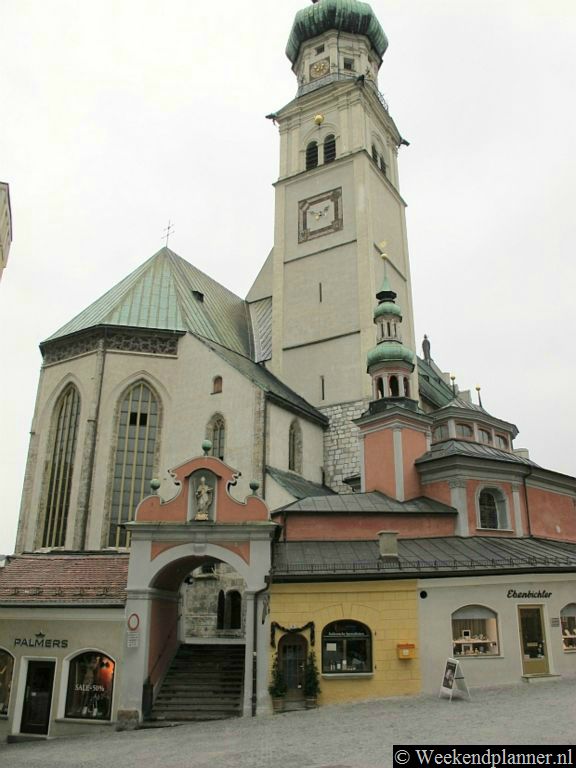 Deze 16de-eeuwse kerk staat op een heuvel in het centrum. Het staat aan een plein met veel zijstraten. In deze zijstraten kun je winkelen en er zijn restaurants.Tip: Bezoek het bergdorp Hall in Tirol