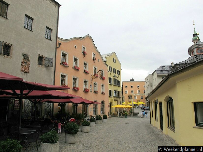 Hall in Tirol heeft een mooi historisch centrum met gezellige restaurants en niet al te dure hotels.Tip: De hotels en vakantiehuizen in Hall in Tirol.