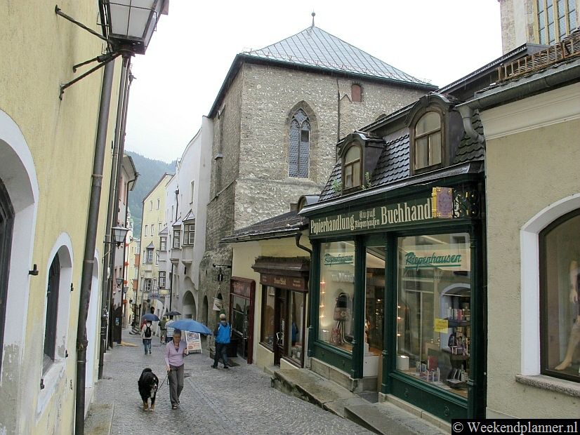 Het historische centrum van Hall in Tirol is bijna volledig voetgangszone maar parkeren is gemakkelijk. Het centrum is niet groot dus je hoeft nooit ver te lopen. 