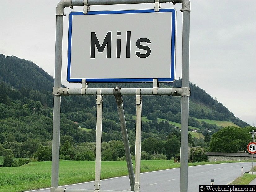 Mils is een dorp dat tegenwoordig deel uitmaakt van Hall in Tirol. Het dorp ligt vlakbij de snelweg en is dus met de auto gemakkelijk bereikbaar.