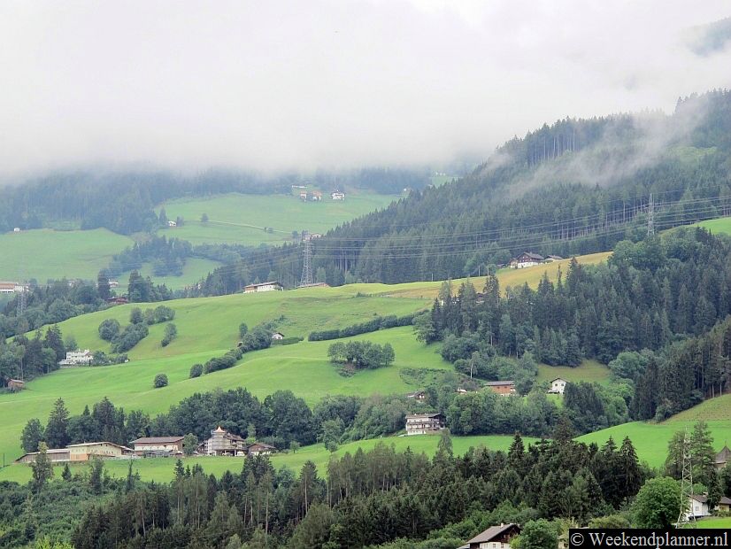 Dit is het landschap rond Hall in Tirol. Het stadje ligt dichtbij het skigebied Glungezer. Hier zijn wintersportgebied met rode, blauwe en zwarte pistes. Rond Insbruck liggen veel meer wintersportgebieden.Tips: De wintersportgebieden bij Innsbruck.
