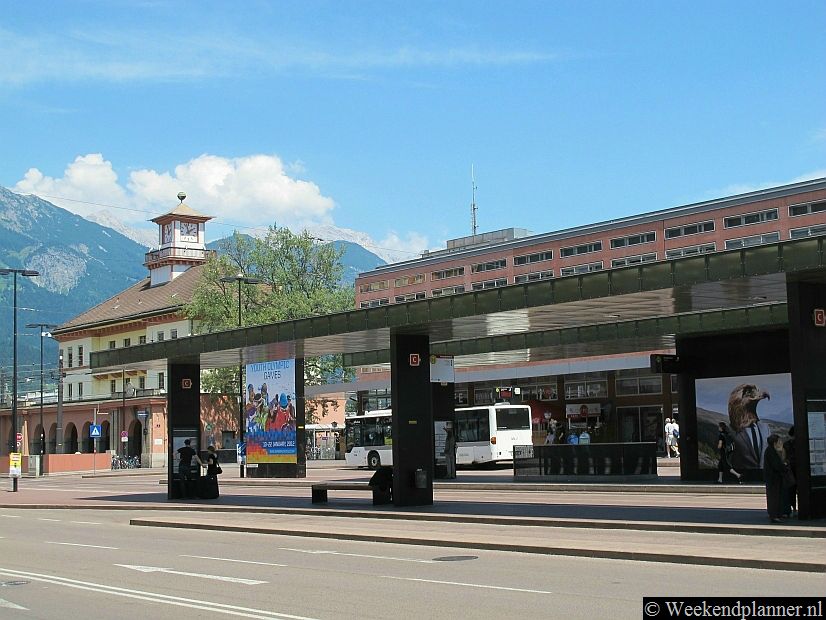 Bij het station van Innsbruck is een station voor trams en bussen. De trams rijden tot ver buiten Innsbruck naar de vakantiedorpen in de bergen. In de winter rijden er ook bussen naar de vele wintersportgebieden rond Innsbruck.Tips: Reizen vanuit Innsbruck  naar de wintersportgebieden.