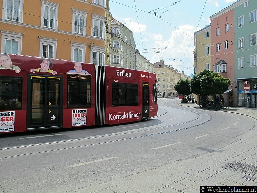 Door de binnenstad van Innsbruck rijden trams en bussen.  De trams rijden ook de bergen in. Zo kun je met de tram naar  wintersportplaatsen als Igls en Fulpmes in het Stubailtal reizen.Tips: Reizen met de trams vanuit Innsbruck.