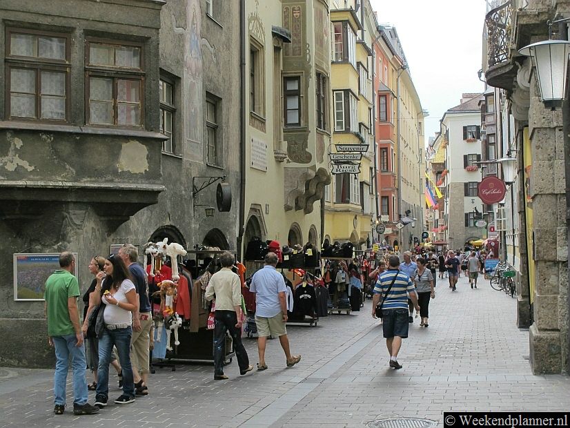 Bij het gebouw met balkon met het gouden dak kun je afslaan naar deze zijstraat van de Herzog Friedrich Strasse. Hier zijn veel restaurants met een Oostenrijkse en Tiroler keuken.Tips: Vakantie in Innsbruck.