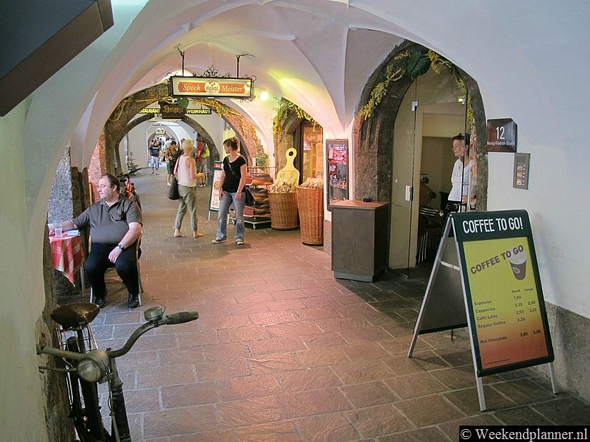 Innsbruck heeft een prachtige historische binnenstad met enkele 15de eeuwse gebouwen. In de historische Herzog Friedrich Strasse zijn ook veel leuke winkeltjes.  Bekijk hier ook het 15de-eeuwse Gasthof-Hotel Weisses Kreuz . Mozart kwam al in dit hotel.Tip: Overnachten in dit hotel.