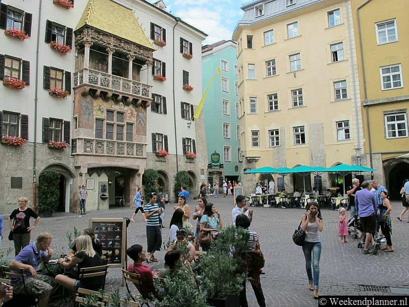 Het meest bekende monument van Innsbruck is het 15de-eeuwse stadspaleis met het beroemde "Goldene Dachl" in de Herzog Friedrich Strasse.  De  Herzog Friedrich Strasse is zonder twijfel de mooiste straat in Innsbruck.Tips: Vakantie in Innsbruck.
