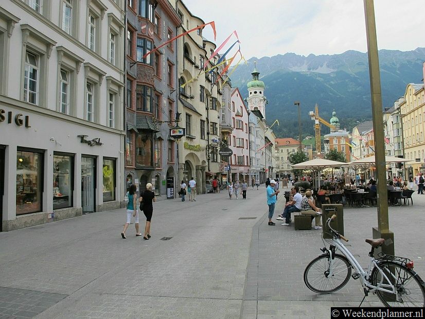 De belangrijkste winkelstraat van Innsbruck is de Maria-Theresien-Straße. De Herzog Friedrich Strasse in de historische binnenstad komt uit in de Maria-Theresien-Straße. Tips: Vakantie in Innsbruck.