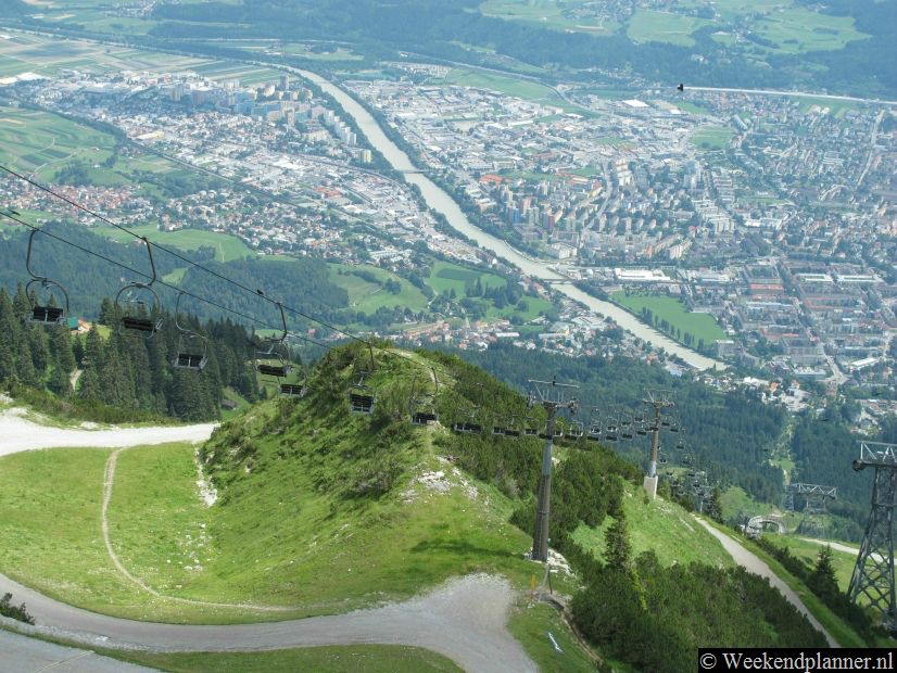 Vanuit het centrum van Innsbruck kun je met een kabeltrein de berg op naar Hungerburg, ook wel Hoch-Innsbruck genoemd. Met een kabelbaan kun je dan verder de berg op naar een bergstation en naar de top van de Hafelekar op 2334 meter.Foto's van een tocht naar de top van de Hafelekar.
