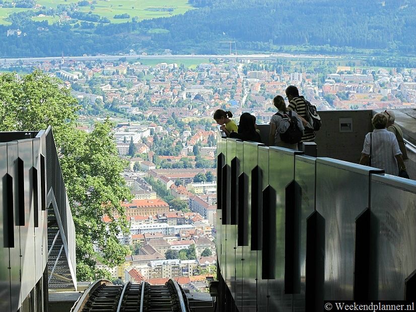 In  Hungerburg, ook wel Hoch-Innsbruck genoemd, heb je een prachtig uitzicht over Innsbruck. Het spoor van de kabeltrein loopt naar het historische centrum van Innsbruck. Met de kabelbaan naar Hungerburg.