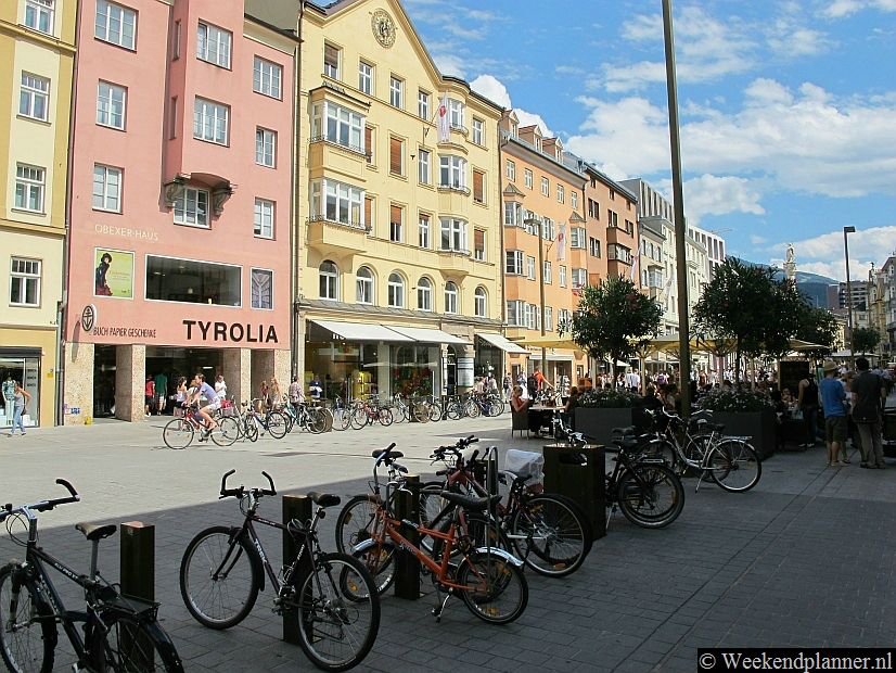 In Innbruck wordt veel gefietst. Hier zie je fietsen in de winkelstraat Maria-Theresien-Straße. Je kunt o.a. in de buurt van het station fietsen en E-Bikes huren. Tip: Neem een  fiets mee in de kabeltrein de berg op naar Hungerburg en rij terug de berg af .Tip: De berg op vanuit Innsbruck .