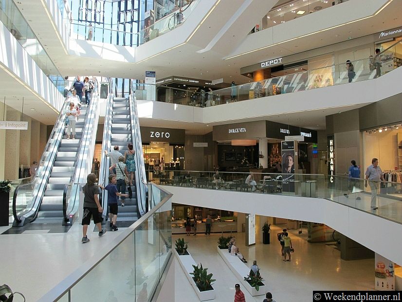 Het fraaie Kaufhaus Tyrol is een luxueus winkelcentrum in de winkelstraat Maria-Theresien-Straße.Tip: De berg op vanuit Innsbruck .