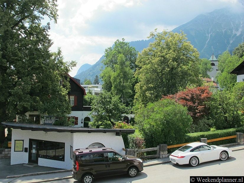 Je kunt ook met de auto naar Hungerburg. Als je hoger wilt reizen moet je de auto echter verder laten staan. Het bergstation Seegrube en de bergtop Hafelekar zijn alleen met de kabelbaan te bereiken.Tips: Met de Nordkettenbahnen de Alpen in.