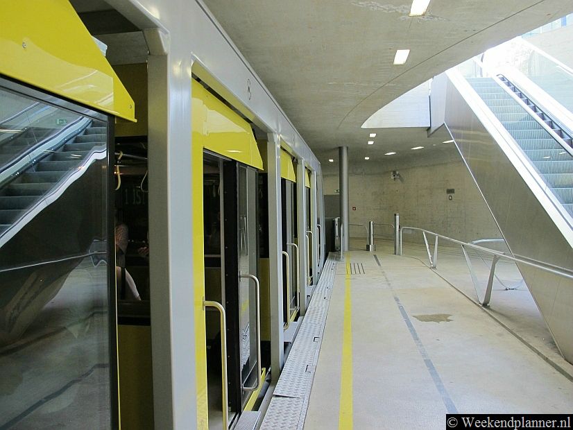 Vanaf dit station in de binnenstad van Innsbruck vertrekt er iedere 15 minuten een kabeltrein de berg op naar het plaatsje Hungerburg. Tip: Reis met de Nordkettenbahnen naar de top van de berg.