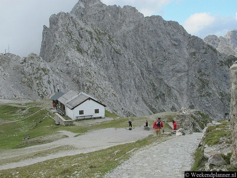 Innsbruck ligt tussen drie hoge bergen. Vanuit de binnenstad is de bergtop Hafelekar op 2334 meter zonder veel te lopen heel gemakkelijk te bereiken. Neem gewoon de Nordkettenbahnen en je zit in 30 minuten op een terrasje op de top van de berg.Tip: Reis met de kabeltrein van de binnenstad naar de top van de berg.