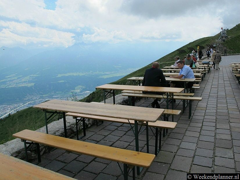 Seegrube is in de winter een aantrekkelijk wintersportgebied met diverse skiliften. In de zomer kun je hier gaan bergwandelen. Er is bij de kabelbaan een restaurant met terras en een hotel. Je hebt op het terras een prachtig uitzicht over Innsbruck.Tip: Reis met de Nordkettenbahnen naar de top van de berg.