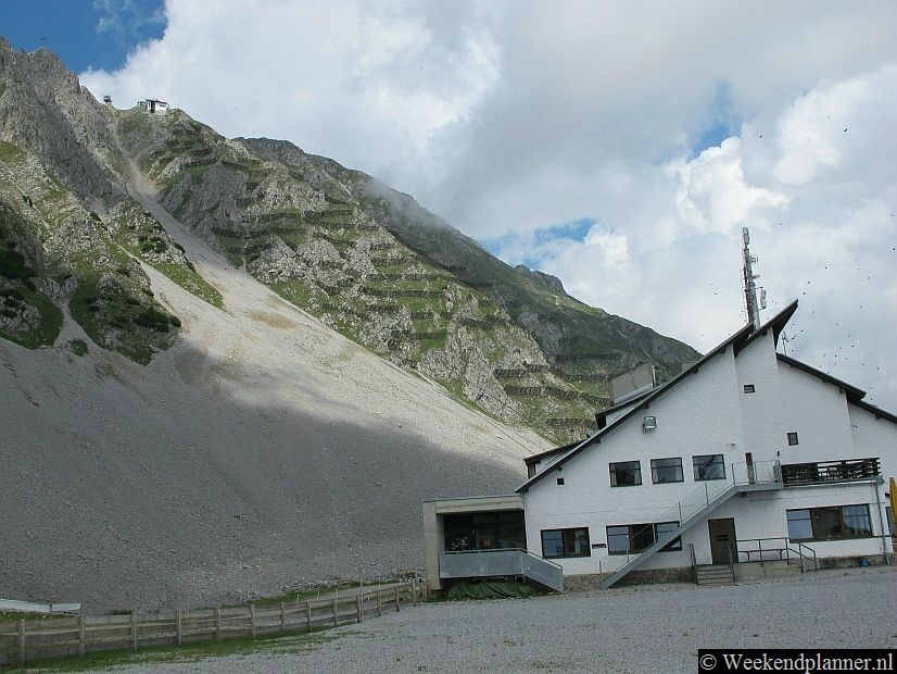 Op de foto zie je hoog boven het bergstation Seegrube het restaurant op de top van de berg Hafelekar (2334 meter). Foto's van de top van de Hafelekar.