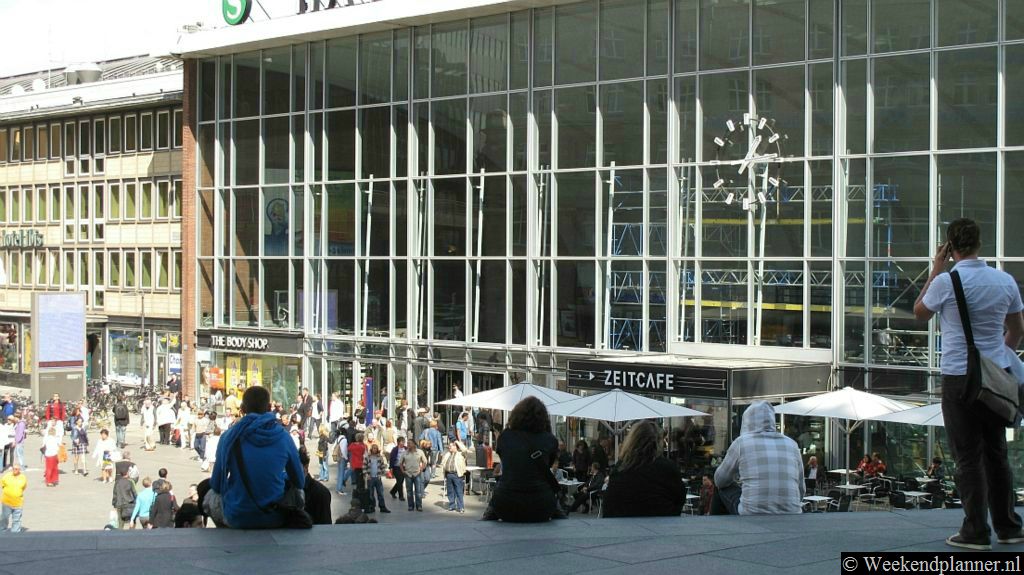 Het centraal station van Keulen staat naast de Dom in het centrum van de Altstadt. Als je in Keulen uit de trein stapt  sta je dus direct op de goede plek. De boulevard langs de Rijn loopt achter het station. Tip: Reis met de trein naar de binnenstad van Keulen.