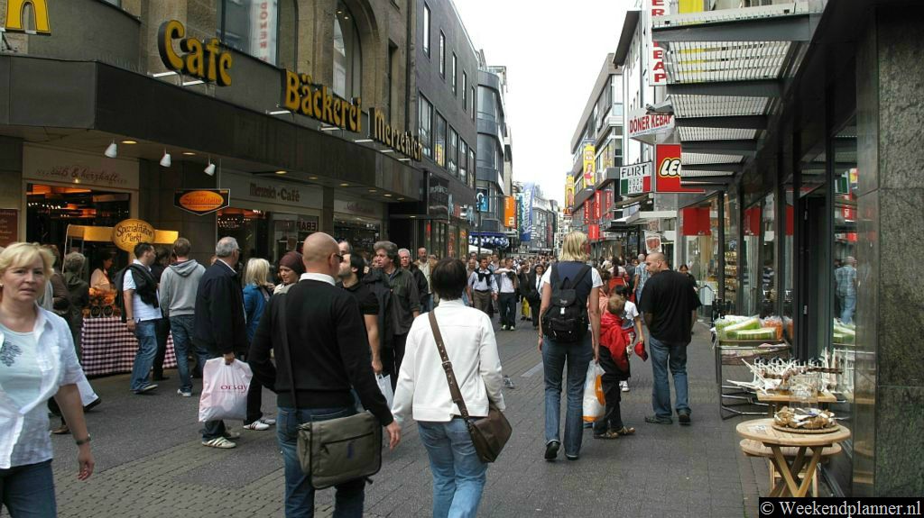 In Keulen zijn veel winkelstraten en grote warenhuizen. Vanaf de Wallrafplatz bij de Dom loopt bijvoorbeeld de lange winkelstraat Hohe Strasse. Aan het eind van de Hohe Strasse ligt een grote vestiging van het warenhuis Galeria Kaufhof.Foto's van de winkelstraten en warenhuizen van Keulen.