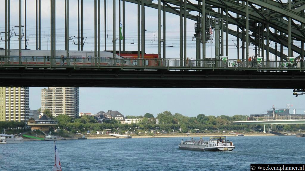 De spoorbrug Hohenzollernbrücke ligt vlakbij de Dom. Er is op de brug een voetpad. Op de brug heb je een prachtig uitzicht op de Dom en de oude binnenstad.Tips: Deze bezienswaardigheden in Keulen moet je niet missen.