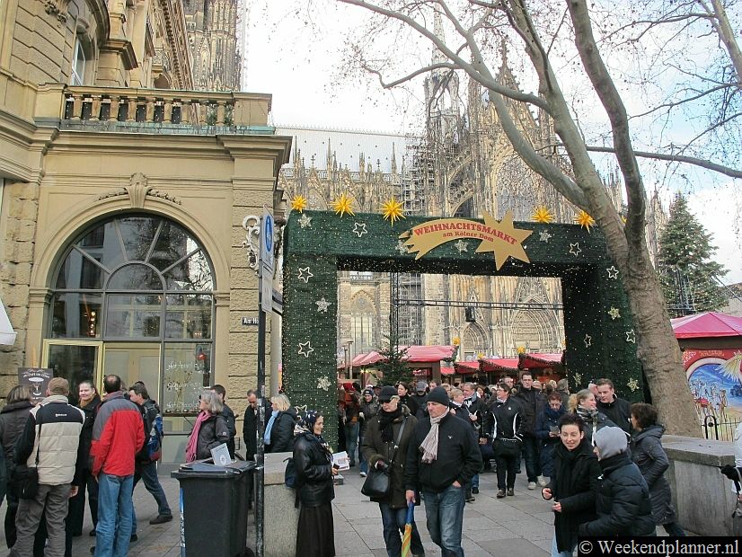 De kerstmarkt bij de Dom ligt naast het luxe Dom Hotel. Er is een parkeergarage onder en het centraal station van Keulen is aan de andere kant van de Dom.Tips: Leuke dingen doen in Keulen.