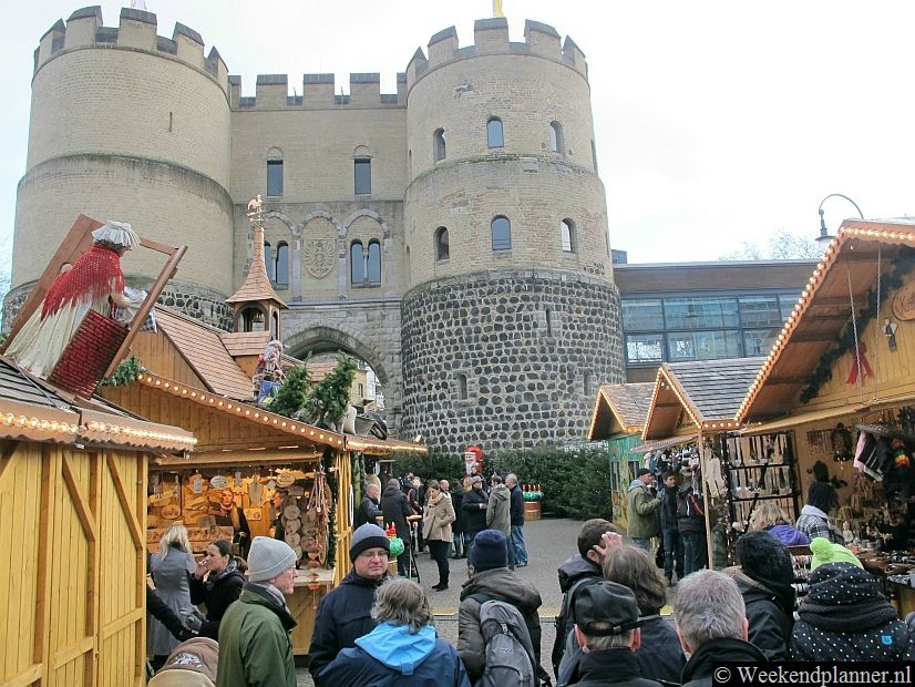 Op de daken van de huisjes op de Märchenweihnachtsmarkt op de Rudolfsplatz zie je scenes uit sprookjes.Tip: De kerstmarkten van Keulen.