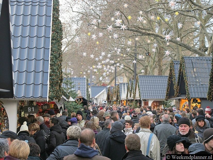 Op de kerstmarkt op Neumarkt kan het in het weekend erg druk zijn.Foto's van de attracties van Keulen.