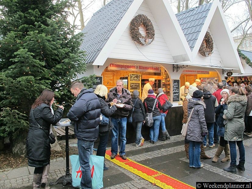 Op de kerstmarkten kun je vaak interessante Duitse hapjes en drank kopen. Hier  zie je een stal op de Neumarkt.Tip: De kerstmarkten van Keulen.