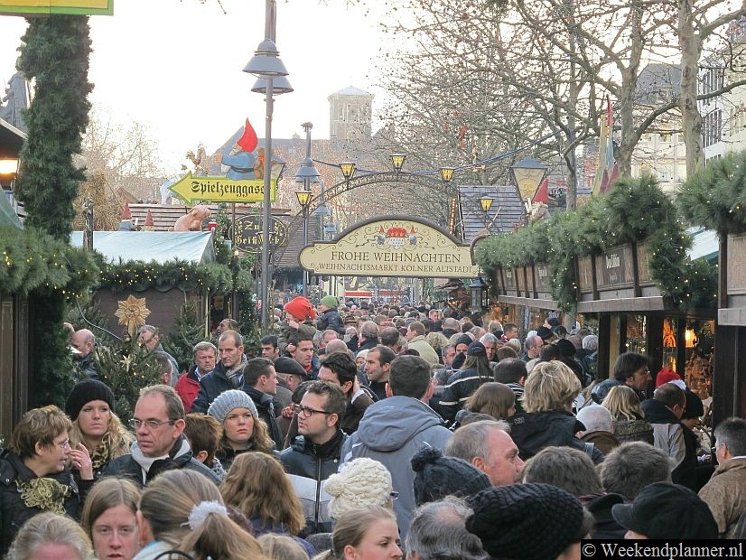 In Keulen zijn ieder jaar meer dan zes verschillende kerstmarkten. Dit is de kerstmarkt op de Heumarkt.Tip: De kerstmarkten van Keulen.