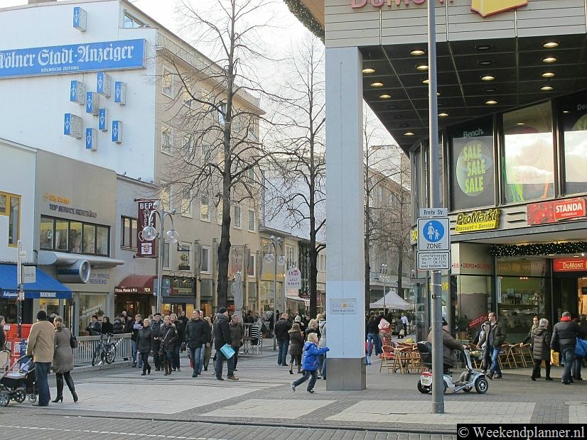 De winkelstraat Breite Strasse bij metrostation Appellhofplatz.Tips: De attracties in de binnenstad van Keulen.
