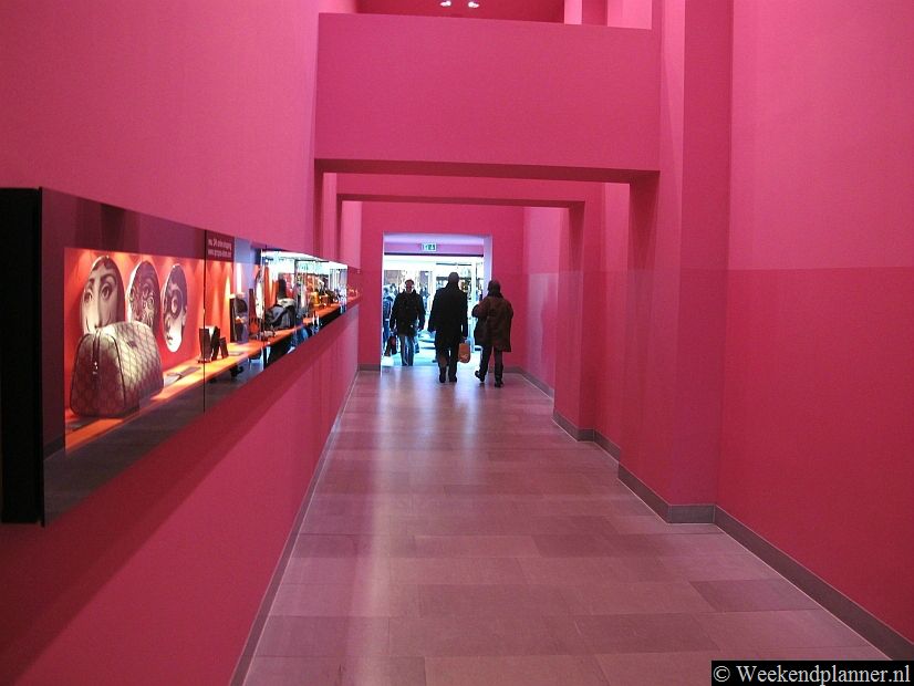 In de Mittelstraße in Keulen zijn de  filialen van de grote modemerken. Hier is ook de Apropos Concept-Store met designer kleding, schoenen, sieraden, tassen en  cosmetica.Tips: Winkelen in Keulen.