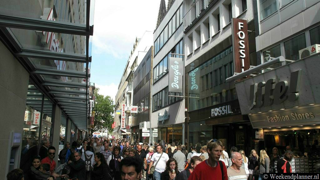 Een groot deel van de binnenstad is weliswaar autovrij maar er zijn voldoende parkeergarages. Parkeer in de parkeergarage bij de winkelstraat Hohe Strasse (Hackenberg-Platz 2 of Marspfortengasse) of die onder de warenhuizen Galeria Kaufhaus of  Karstadt.Tips: Deze attracties moet u niet missen in Keulen.