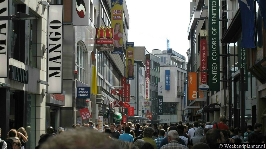 Keulen is een stad waar je goed kunt shoppen.  Hier zie je de lange winkelstraat Hohe Strasse tussen de Dom en het grote warenhuis Galeria Kaufhaus.Tips: Winkelen in Keulen.