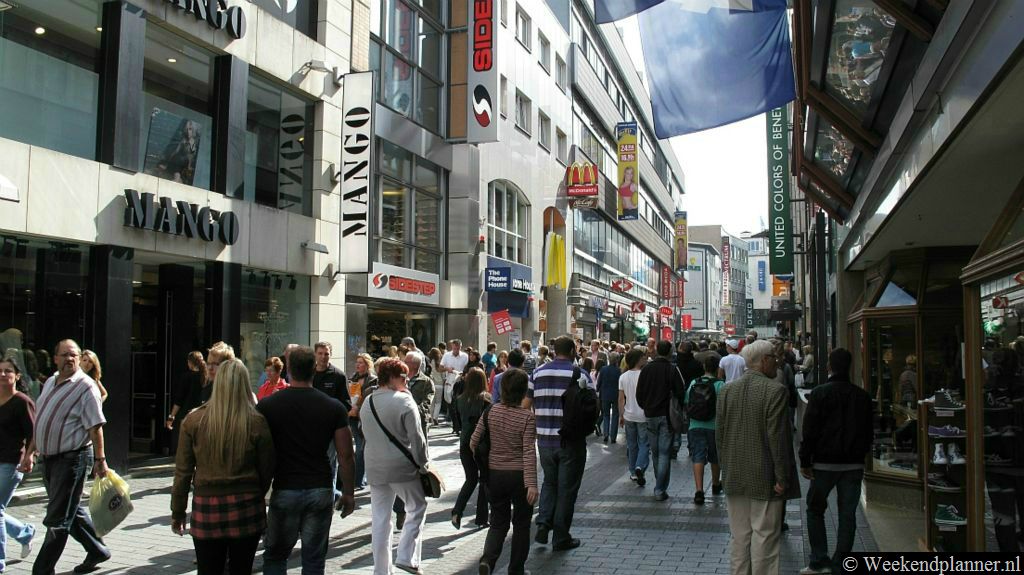 In de Hohe Strasse hebben de meeste grote winkelketens een vestiging.Tips: Winkelen in Keulen.