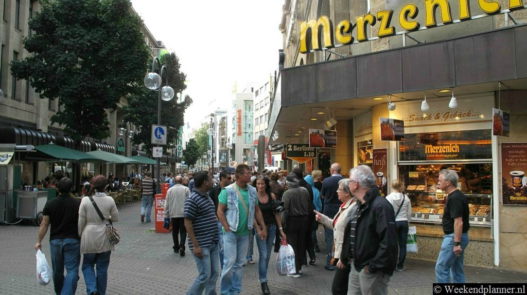 Dit is de Hohe Strasse bij het warenhuis Galeria Kaufhof. Je loopt door deze winkelstraat naar de Dom en het centraal station. Foto's van de  attracties van Keulen.