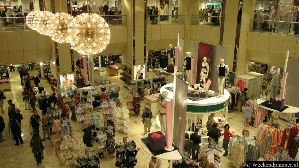 Het grote warenhuis Galeria Kaufhaus heeft een gemakkelijk te bereiken parkeerplaats. De winkelstraten Schildergasse en Hohe Strasse liggen vlakbij.Tips: Winkelen in Keulen.