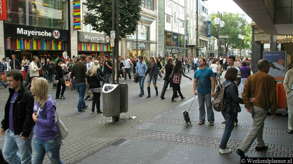 De lange winkelstraat Schildergasse kruist de winkelstraat Hohe Strasse bij Galeria Kaufhof .Tips: Winkelen in Keulen.